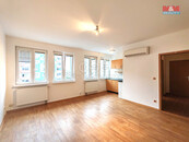 Pronájem bytu 1+kk, 30 m2, Karlovy Vary, ul. Úvalská, cena 11000 CZK / objekt / měsíc, nabízí 